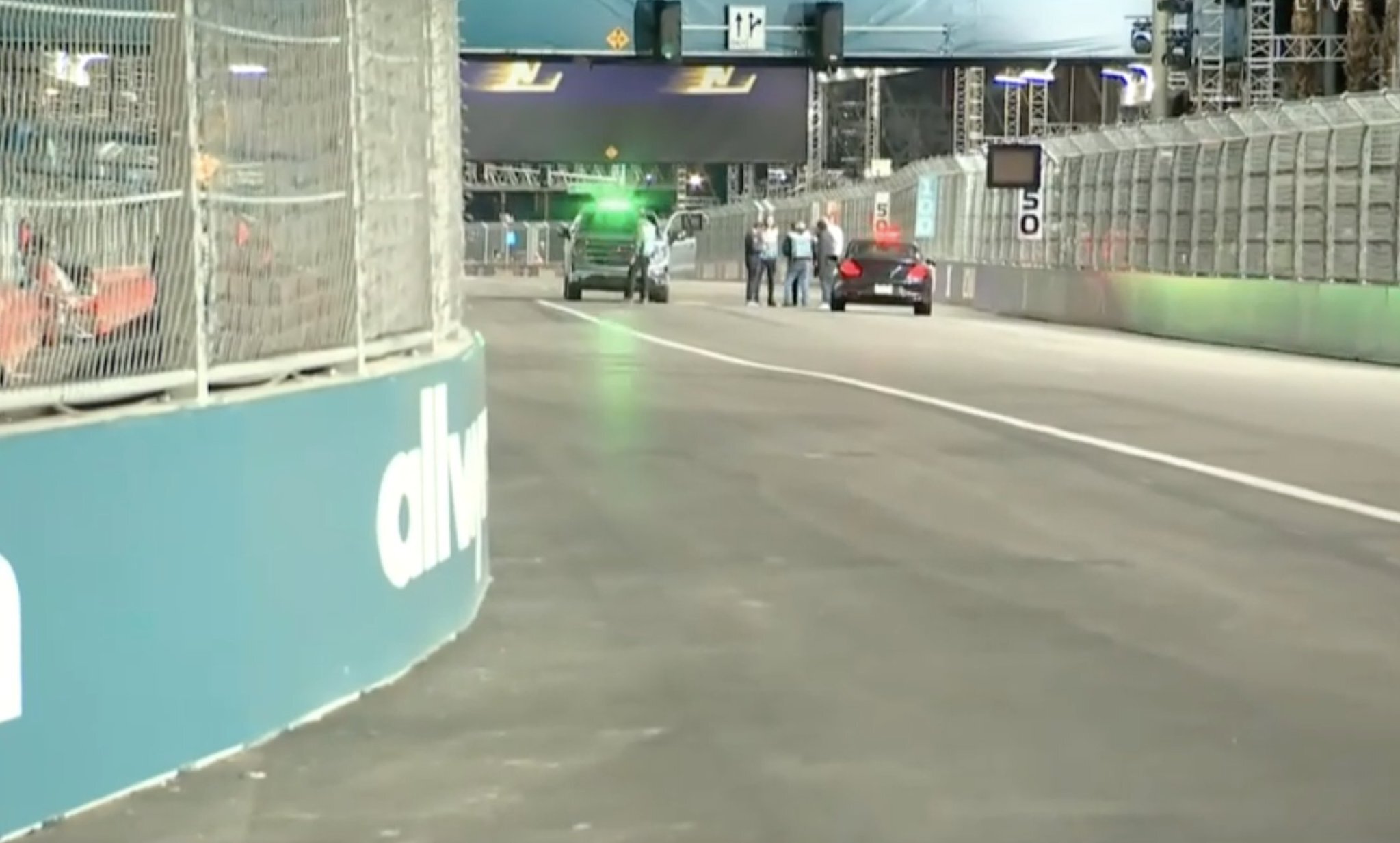 Bueiro solto causa bandeira vermelha em TL2 de Las Vegas e volta a assombrar F1