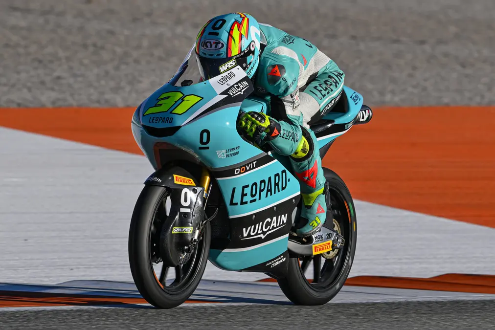 Fernández logra su primera victoria en Moto3 en Valencia; Perrone es 10° y Morelli, 12°