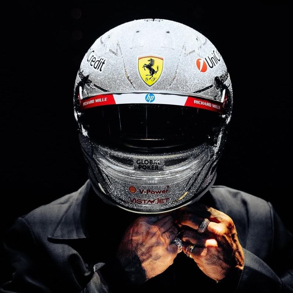 Hamilton muda estilo e adota capacete brilhante para GP de Las Vegas da Fórmula 1