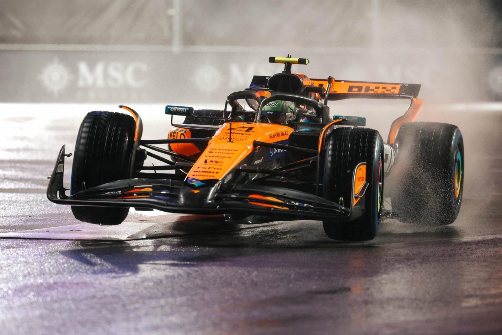 Norris leva a melhor no molhado e crava pole do GP de Las Vegas. Bortoleto é 18º