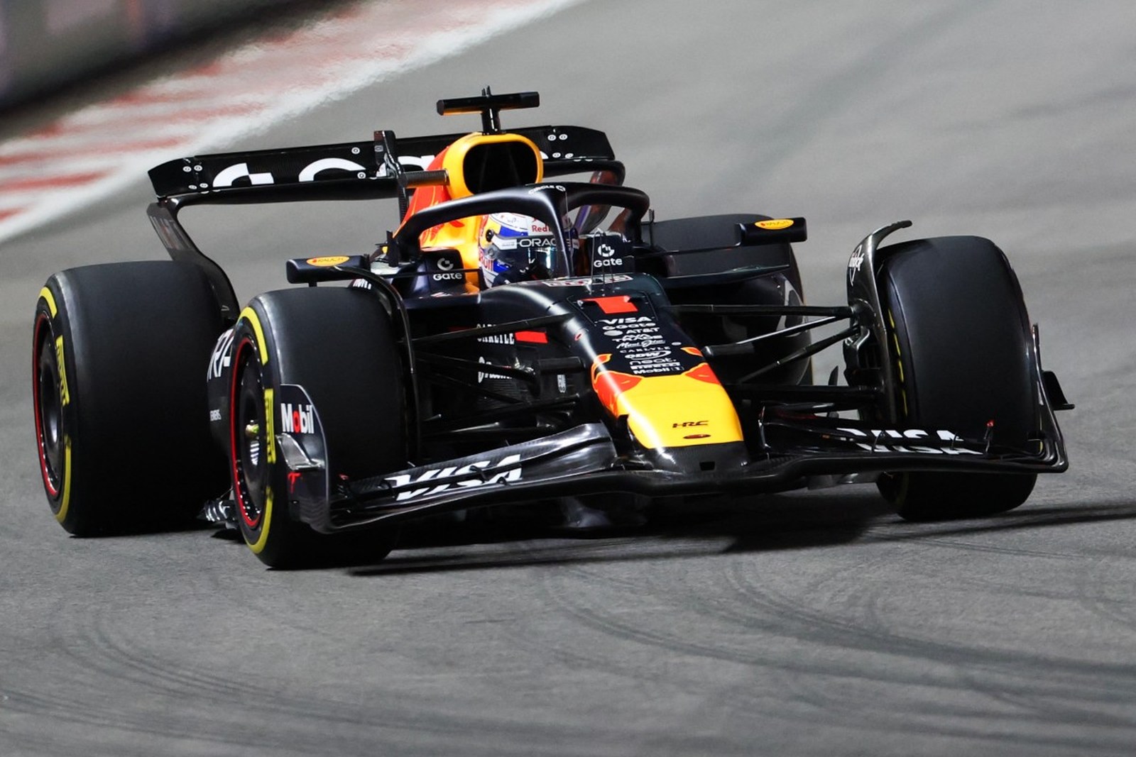 Verstappen dribla Norris e vence em Las Vegas para manter chances do penta. Bortoleto bate