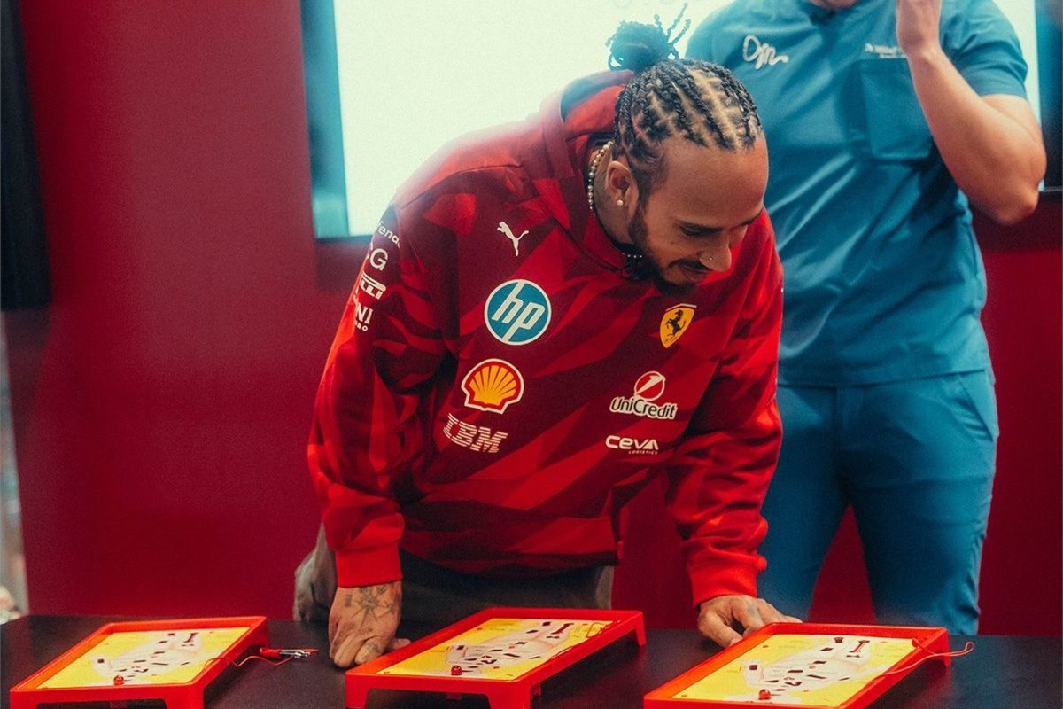 Hamilton evita comparações e garante seguir “inspirado” por Ferrari: “É algo romântico”