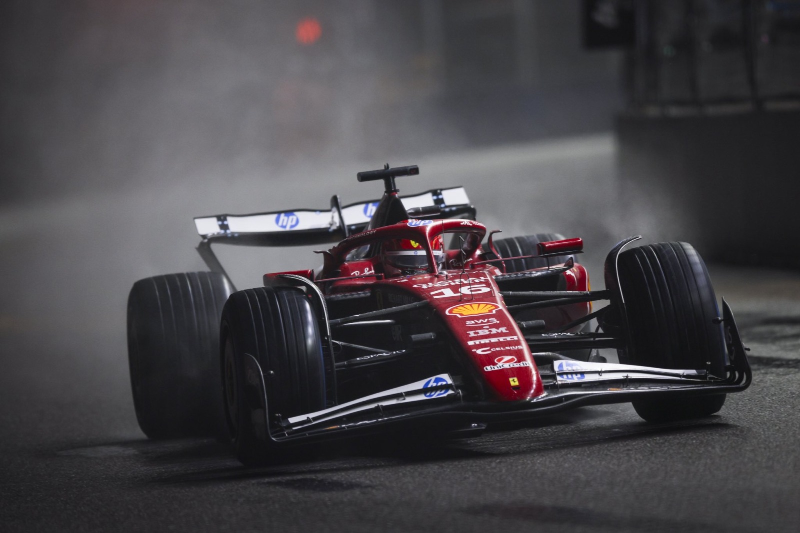 Leclerc vê problema crônico da Ferrari na chuva e desabafa: “Resposta nunca vem”