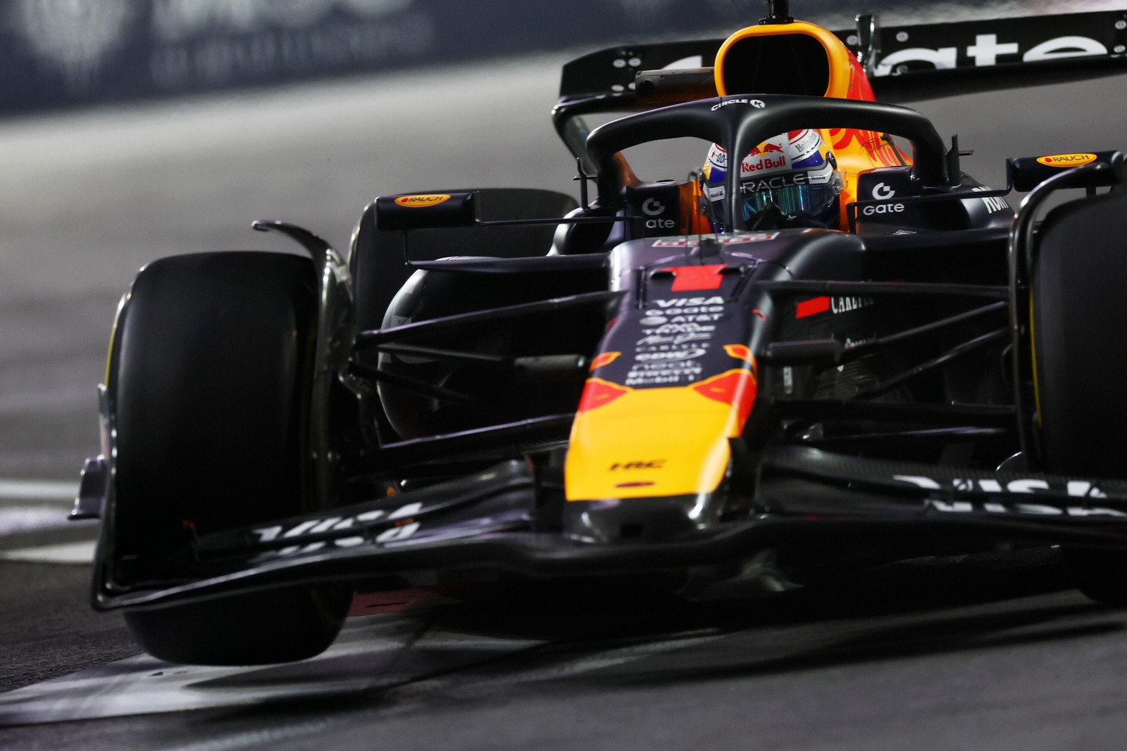 Verstappen freia chances da Red Bull e se queixa de interrupções: “Difícil de entender”