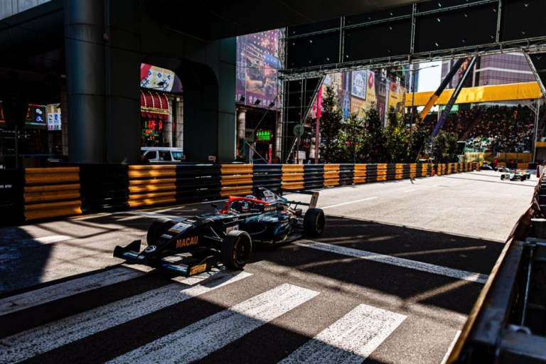 Roussel se lleva el GP de Macao de Fórmula 4 tras lucha con Caretti; Trappa finaliza 9°