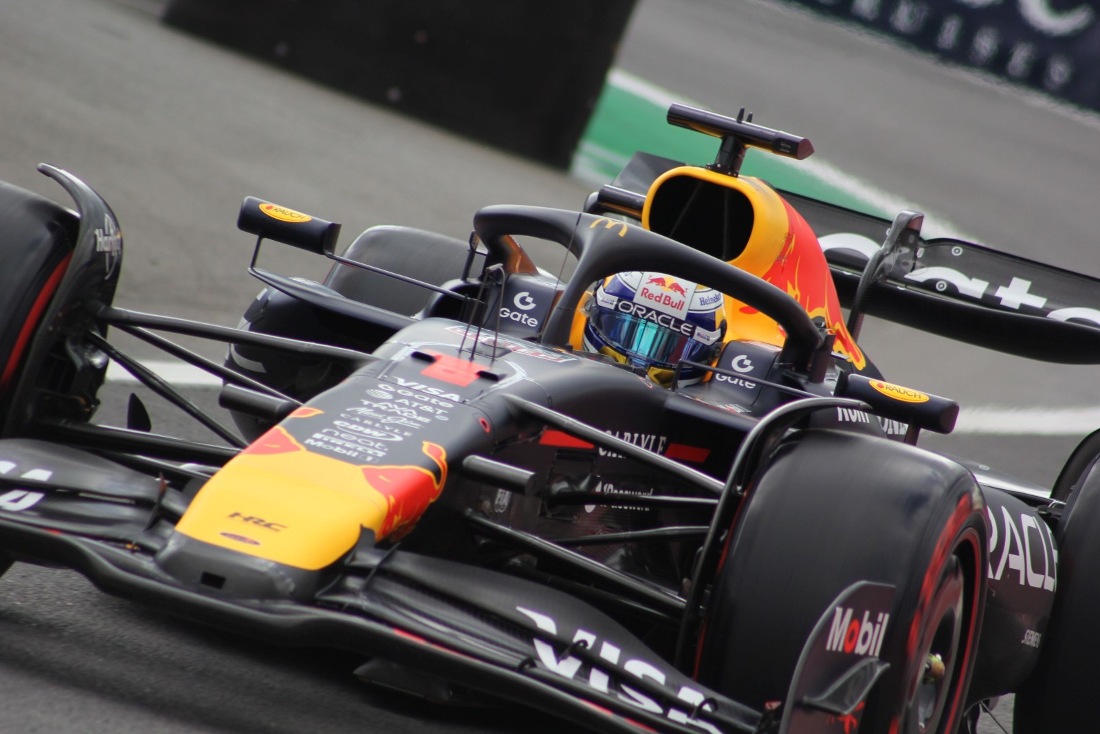 Verstappen larga dos boxes após Red Bull mudar acertos e motor no GP de São Paulo