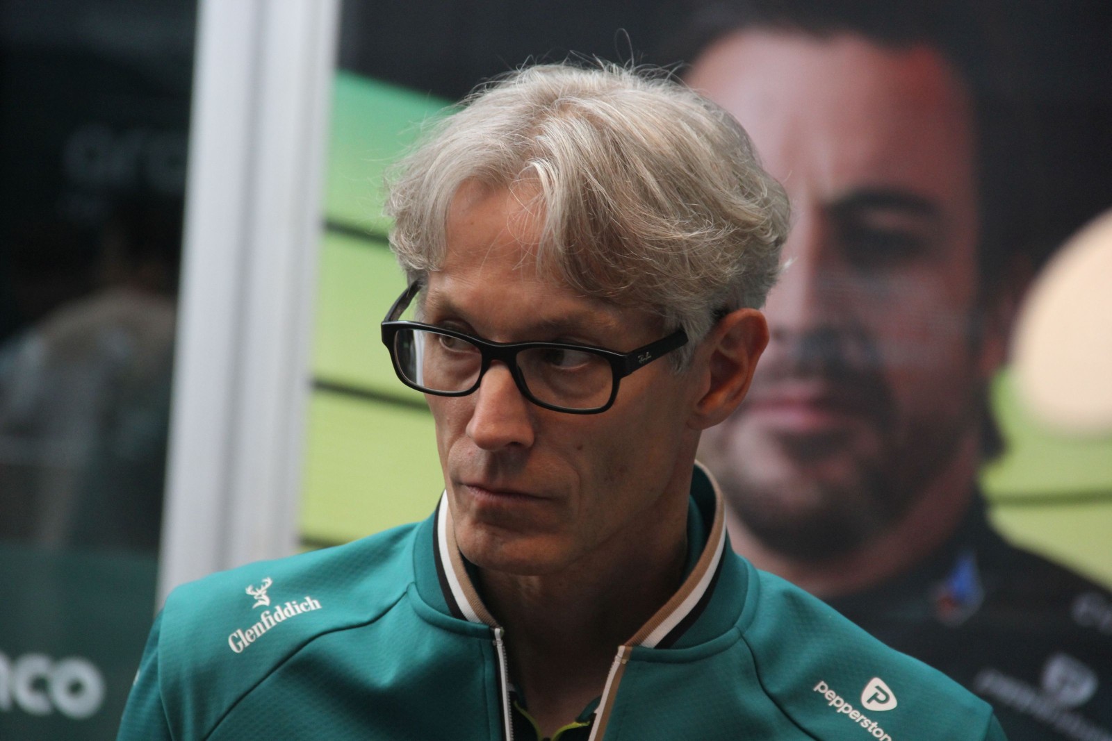 Diretor da Aston Martin se irrita com pergunta sobre baterias na China: “Qual o sentido?”