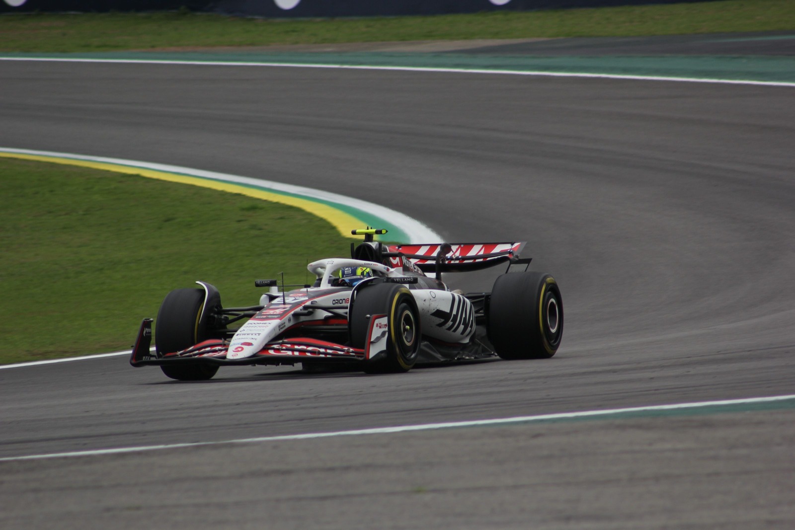 Haas explica estratégia e festeja resultado de Bearman em São Paulo: “Gratificante”
