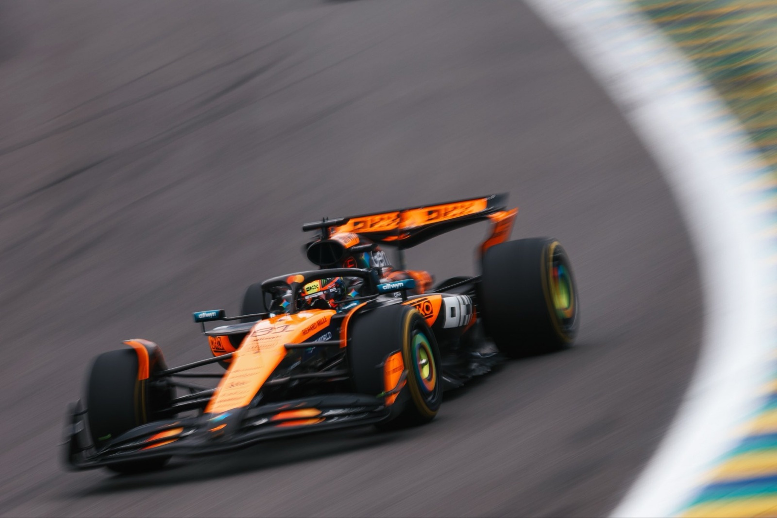 McLaren aceita punição a Piastri em São Paulo e diz que precisa “analisar fim de semana”