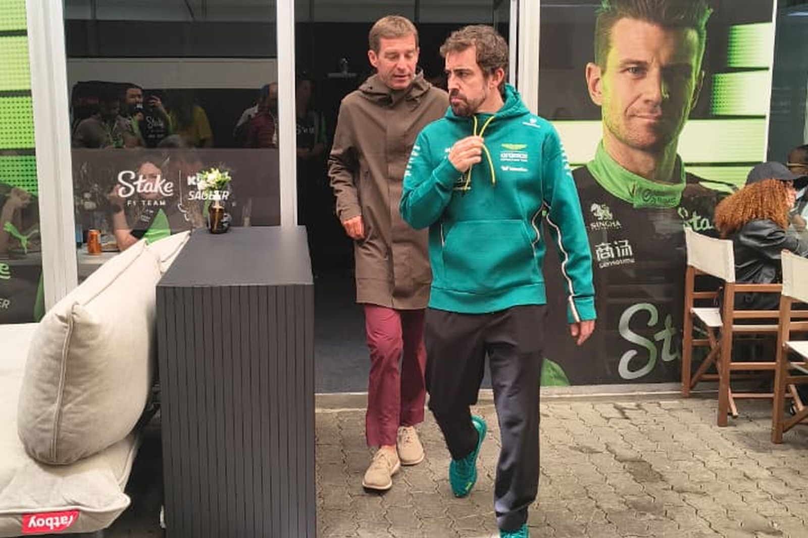 Alonso visita Sauber após acidente violento de Bortoleto na sprint do GP de São Paulo