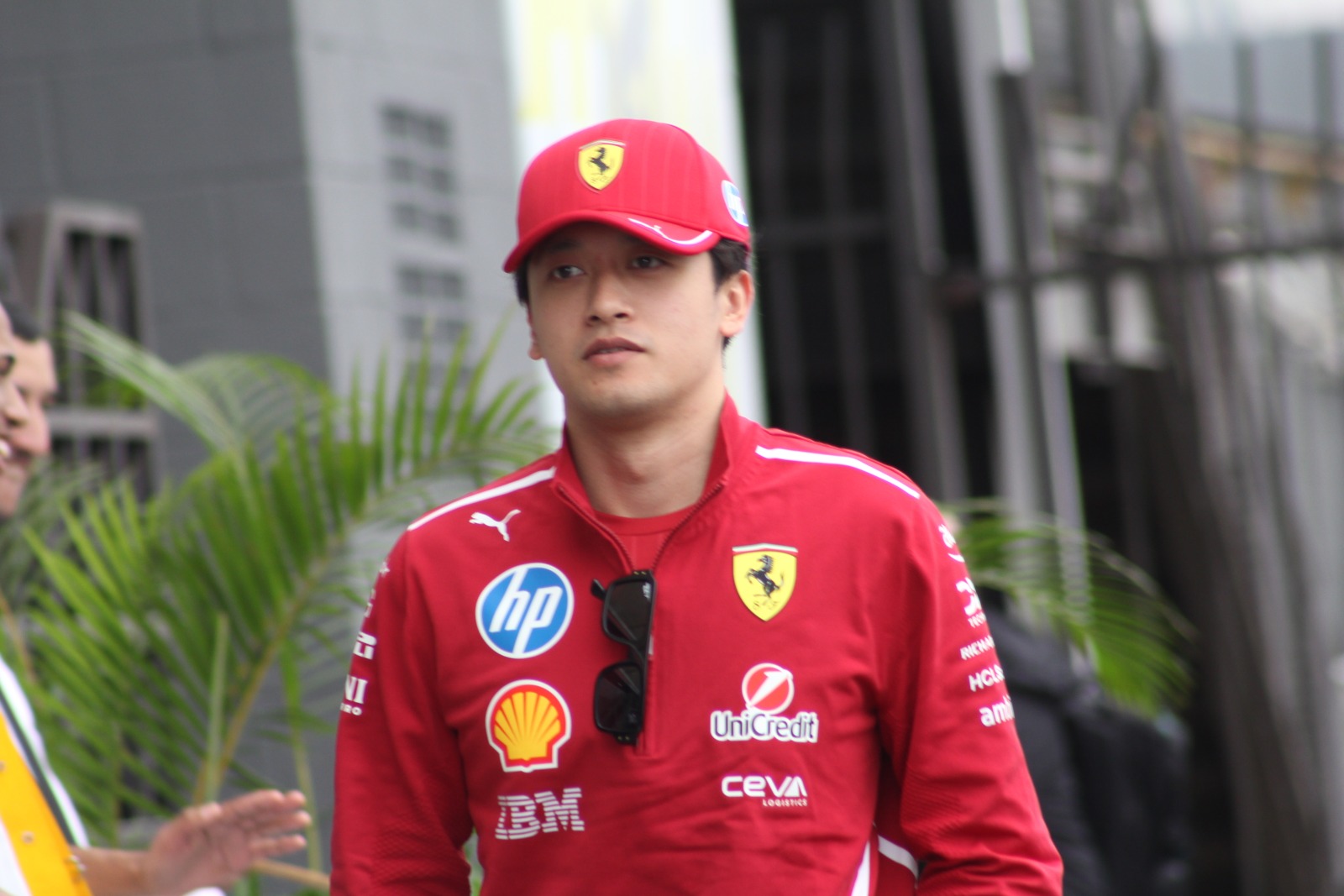 Ferrari se movimenta e confirma saída de Zhou após um ano como piloto reserva