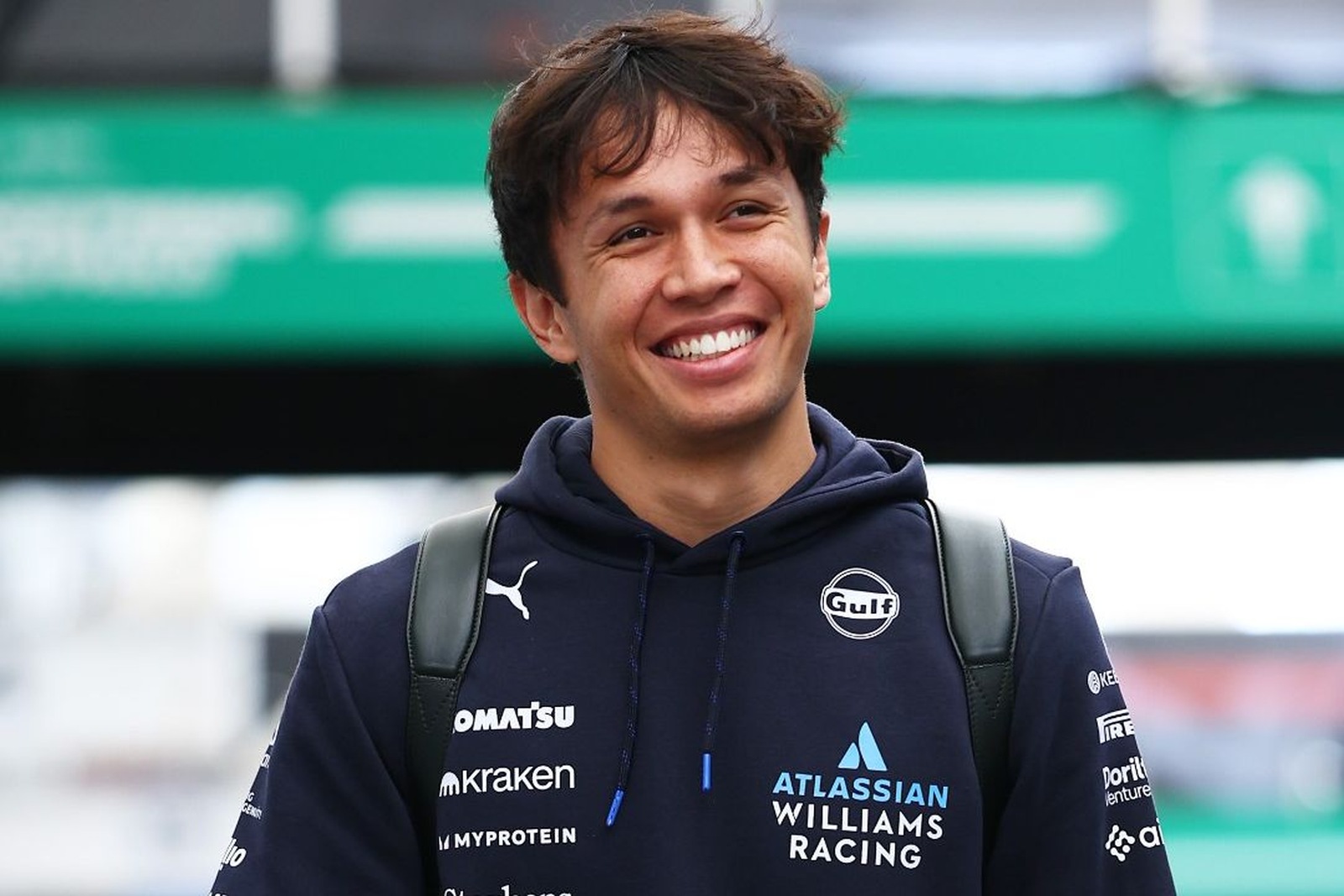 Albon espera 2026 “muito desafiador”, mas vê “oportunidade maior” para equipes menores