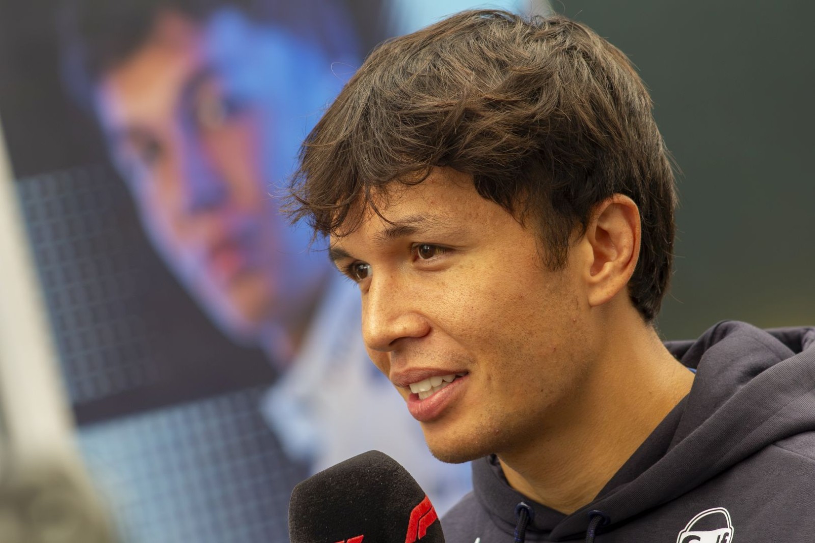 Albon afirma que clima rebelde dificulta preparação para Interlagos: “Imprevisível”
