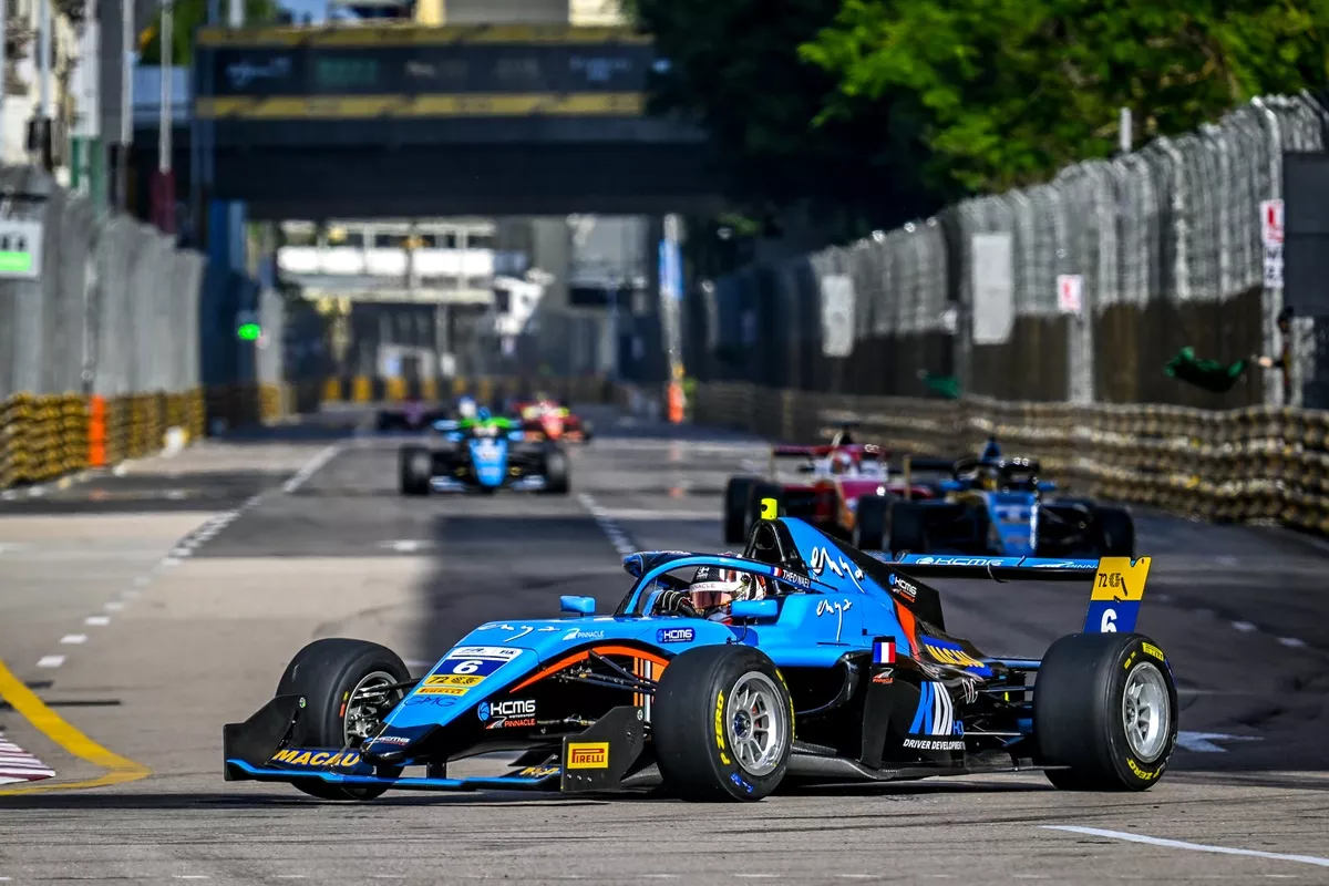 Naël faz ultrapassagem dupla no final e vence prova principal do GP de Macau de FR