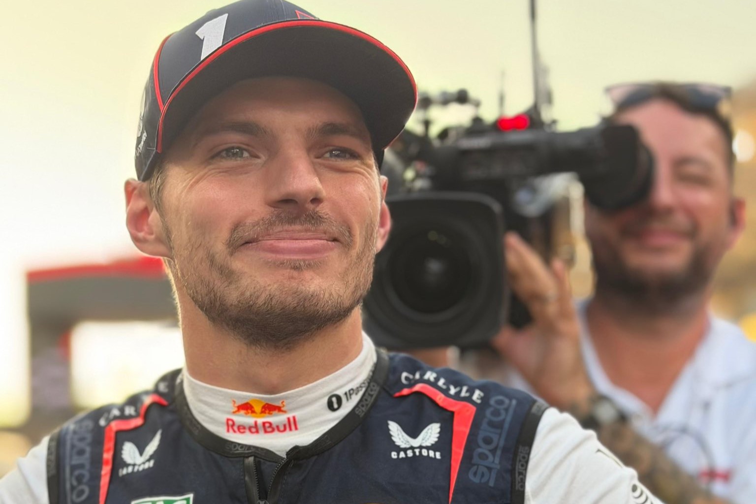 Verstappen reacciona con humor al escuchar el sonido del motor de Red Bull de F1 2026