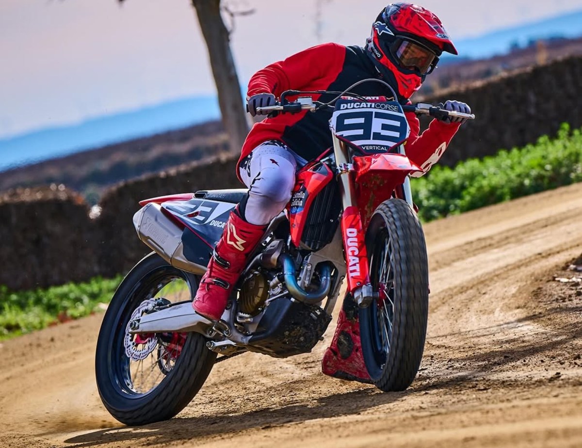 Marc Márquez volta a pilotar em treino com irmão e Moreira 73 dias após lesão no ombro