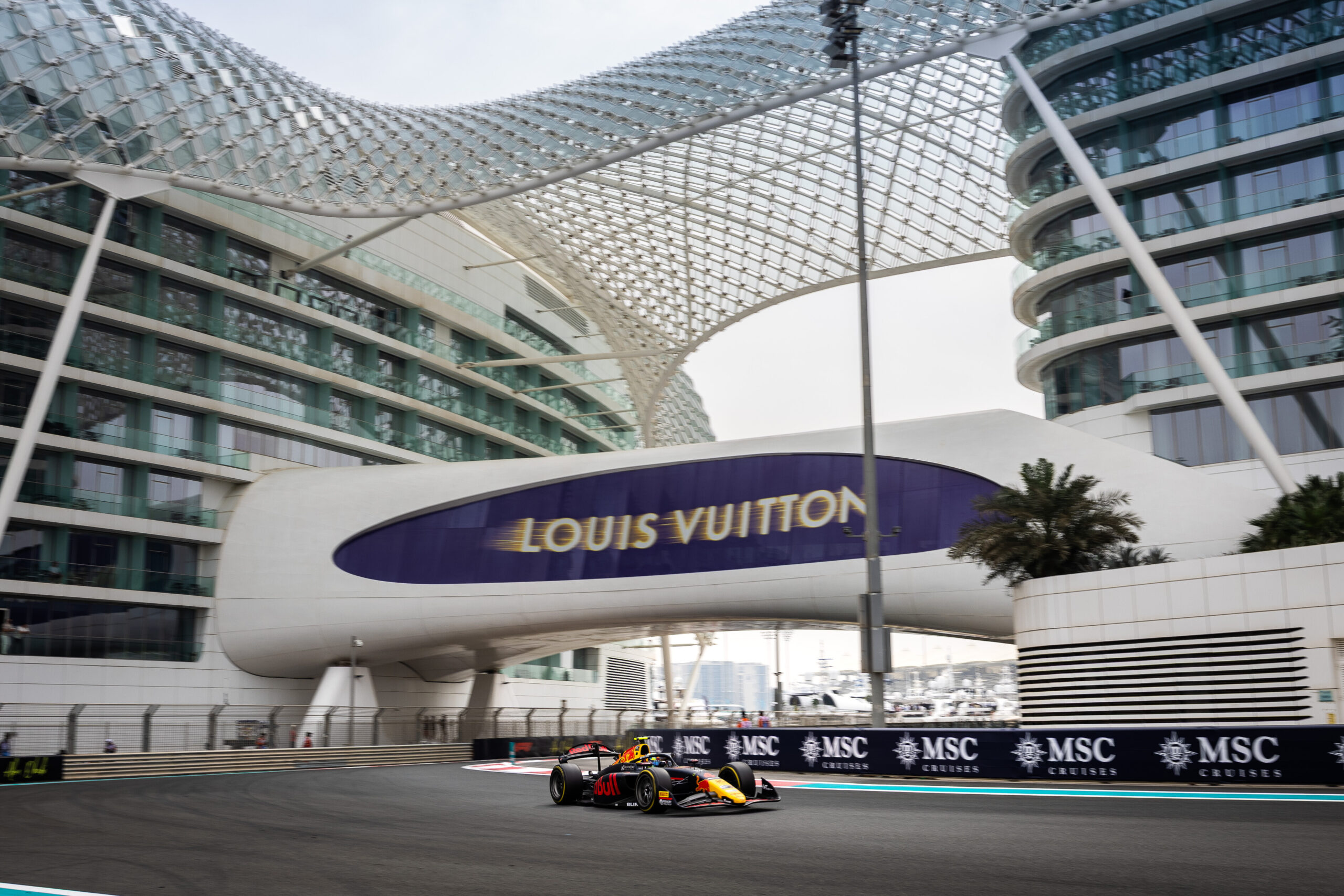 Lindblad resiste la presión de Duerksen y gana la sprint de Fórmula 2 en Abu Dhabi