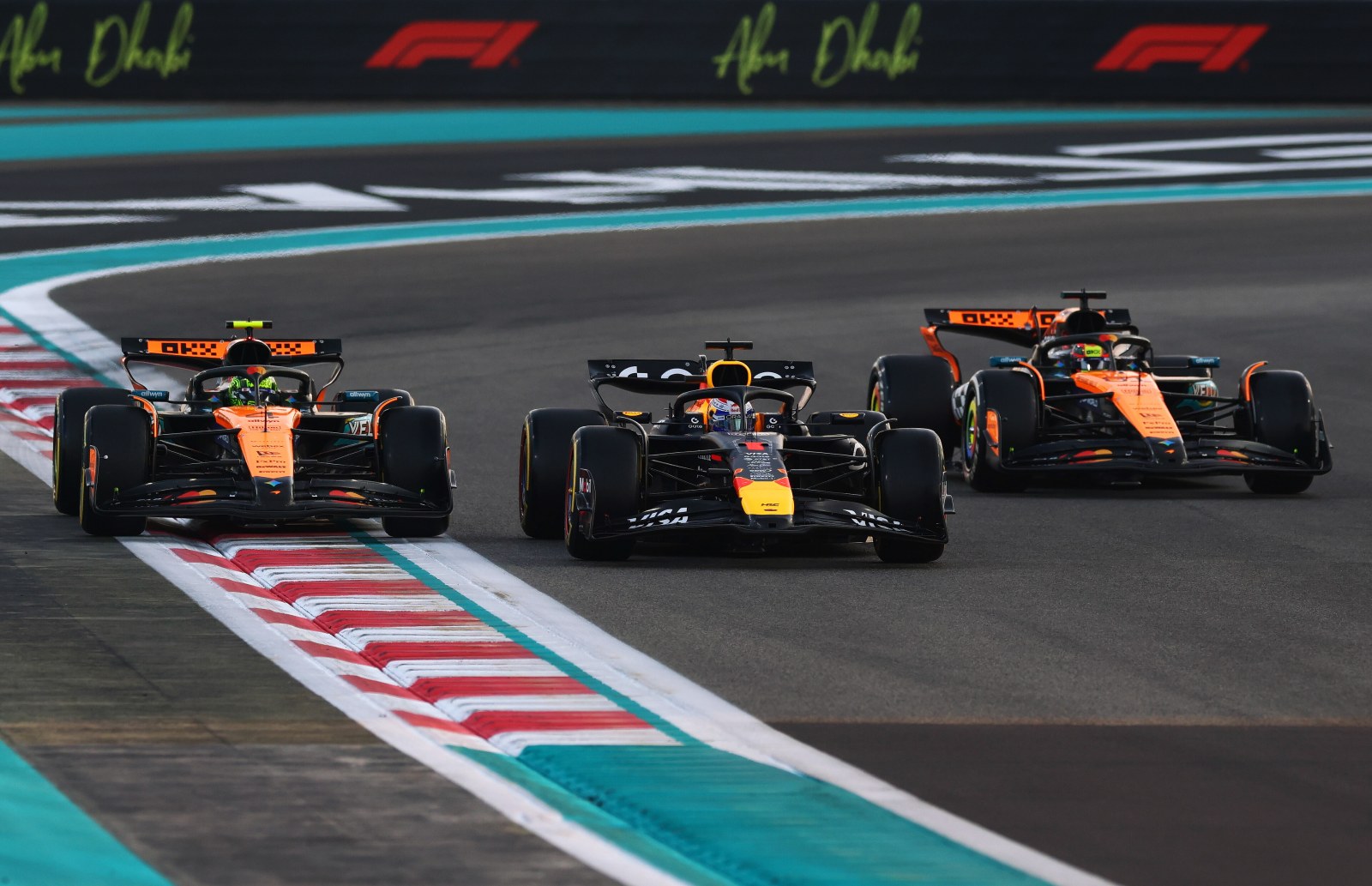 Red Bull diz que “esperava mais” de Leclerc e Russell em ajuda a Verstappen em Abu Dhabi