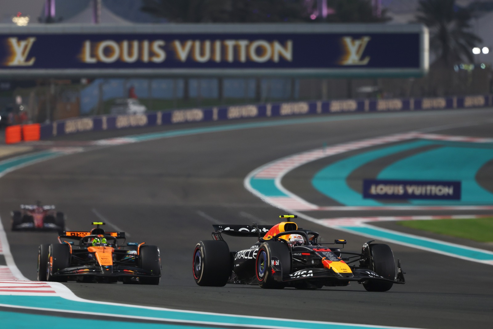 Piastri líder, Verstappen de olho e Norris investigado: o GP de Abu Dhabi após 40 voltas
