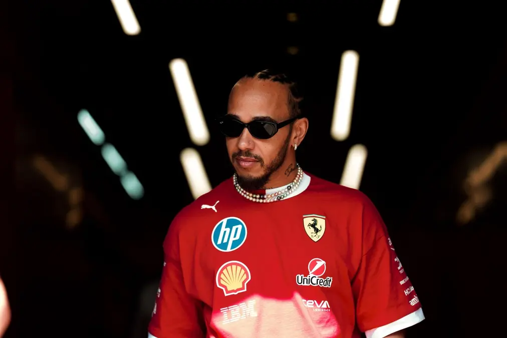 Hamilton insiste en reunión con Ferrari y asegura: “Sé todo lo que hay que mejorar”
