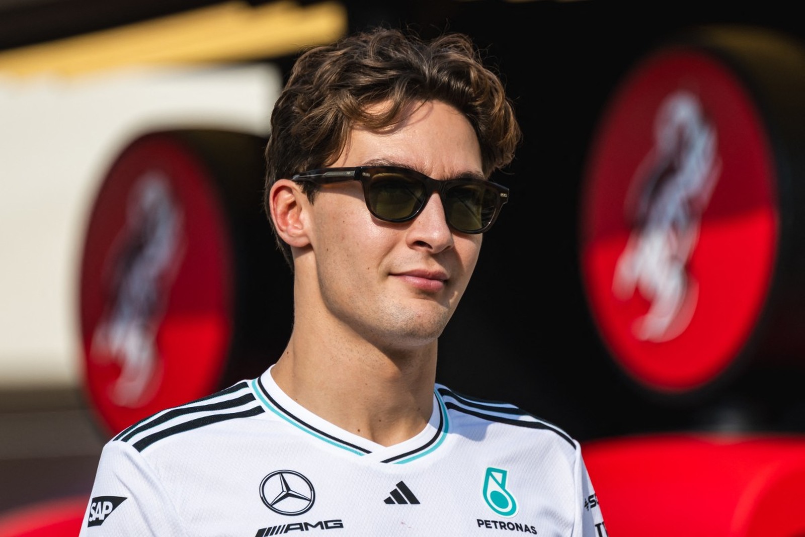 Russell exalta carro “muito intuitivo de pilotar” e rejeita comparar F1 com Fórmula E