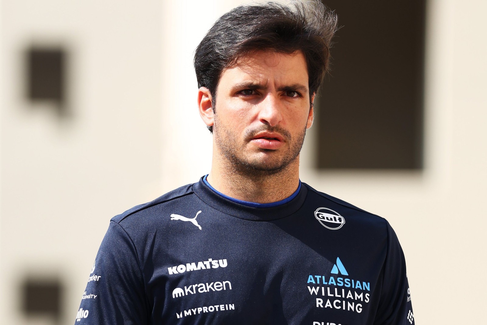 Williams revela que Sainz ofereceu ajuda após atraso do FW48: “Está frustrado”