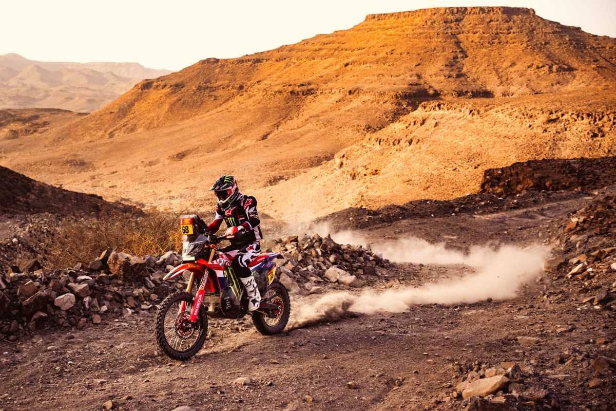Schareina lidera triplete de Honda en la cuarta etapa del Dakar 2026; Benavides es 7°