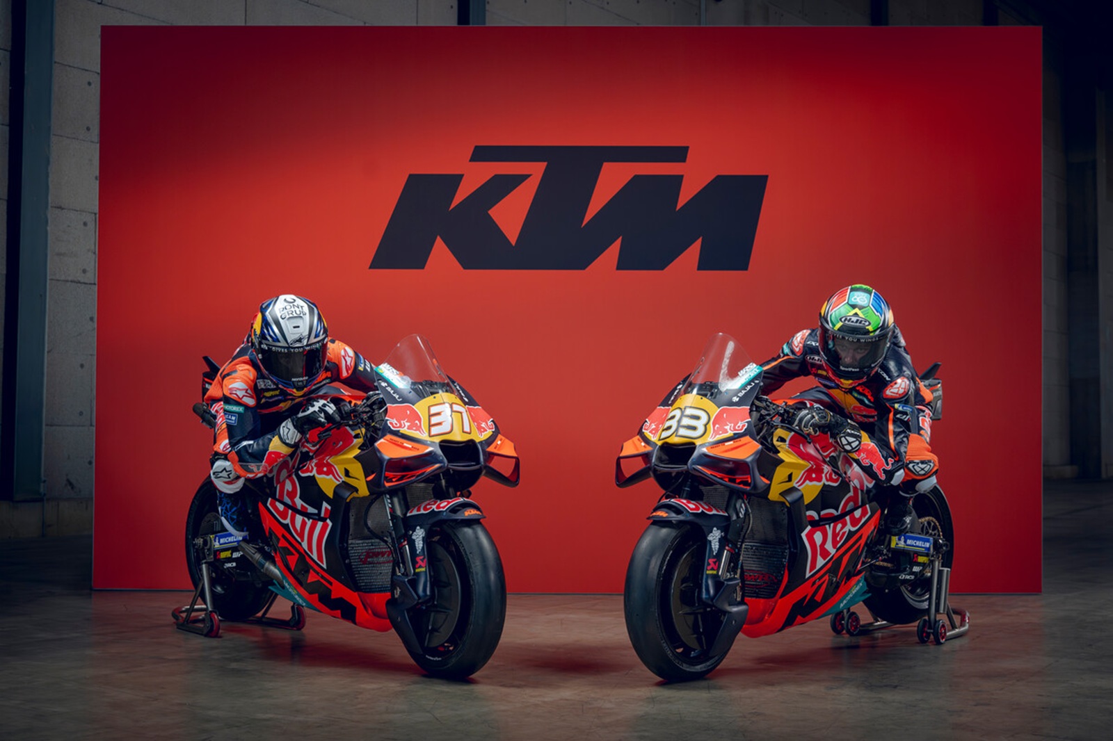KTM busca dejar atrás la crisis y presenta las motos de Acosta y Binder para MotoGP 2026