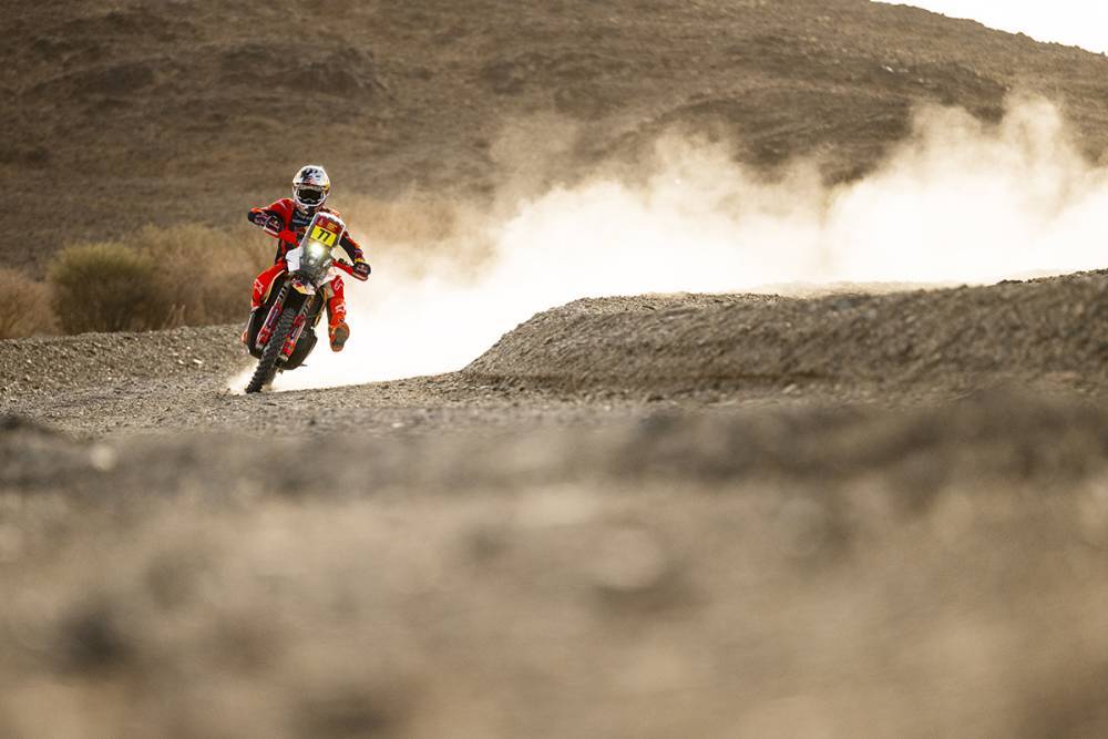 Benavides domina 8ª etapa do Dakar 2026 e assume liderança geral nas motos