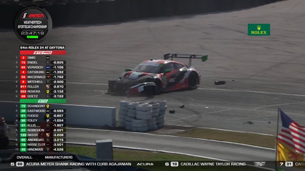 Porsche de la clase GTD impacta fuertemente en curva uno y causa segunda FCY en Daytona