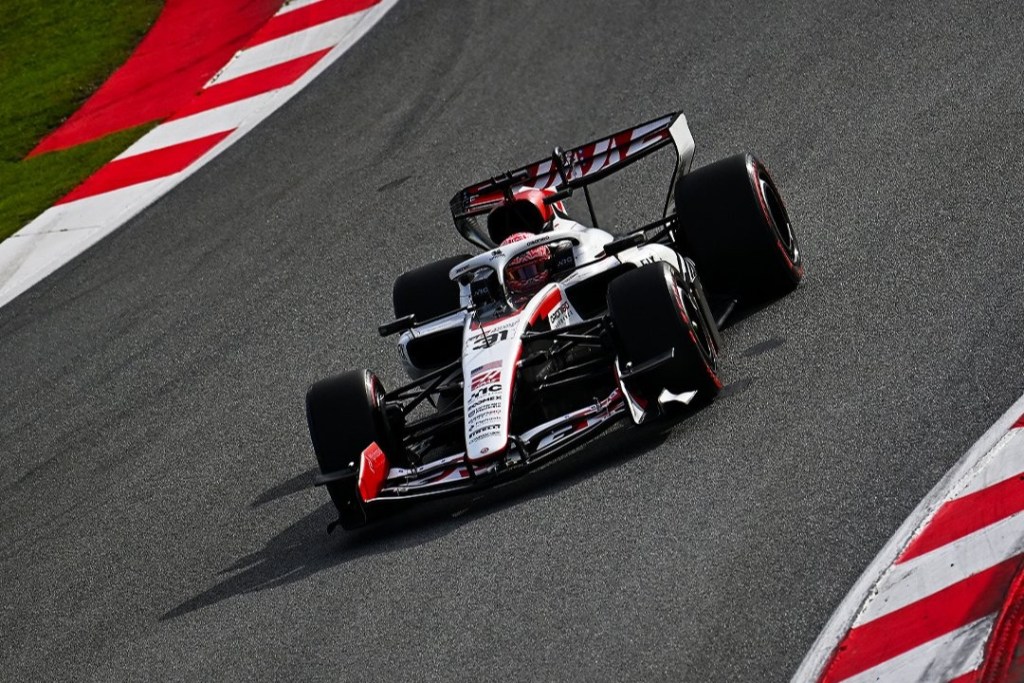 Ocon elogia trabajo de Haas y fija objetivo para la pretemporada de F1 en Barcelona