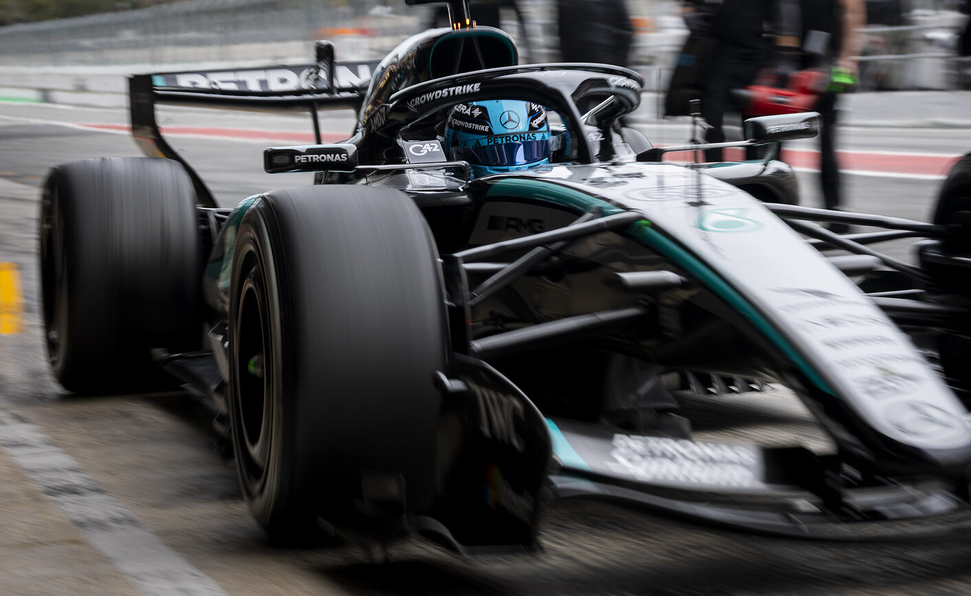 Russell niega favoritismo de Mercedes y dice que Aston Martin “no se puede descartar”