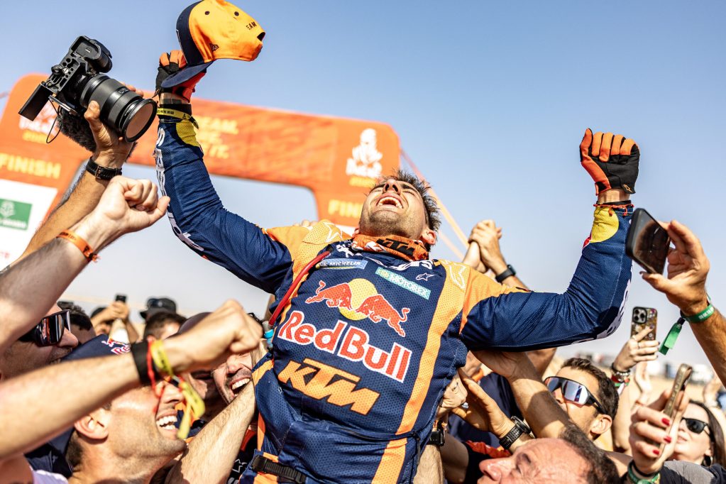 Benavides aprovecha error de Brabec y gana el Dakar 2026 por escasa diferencia