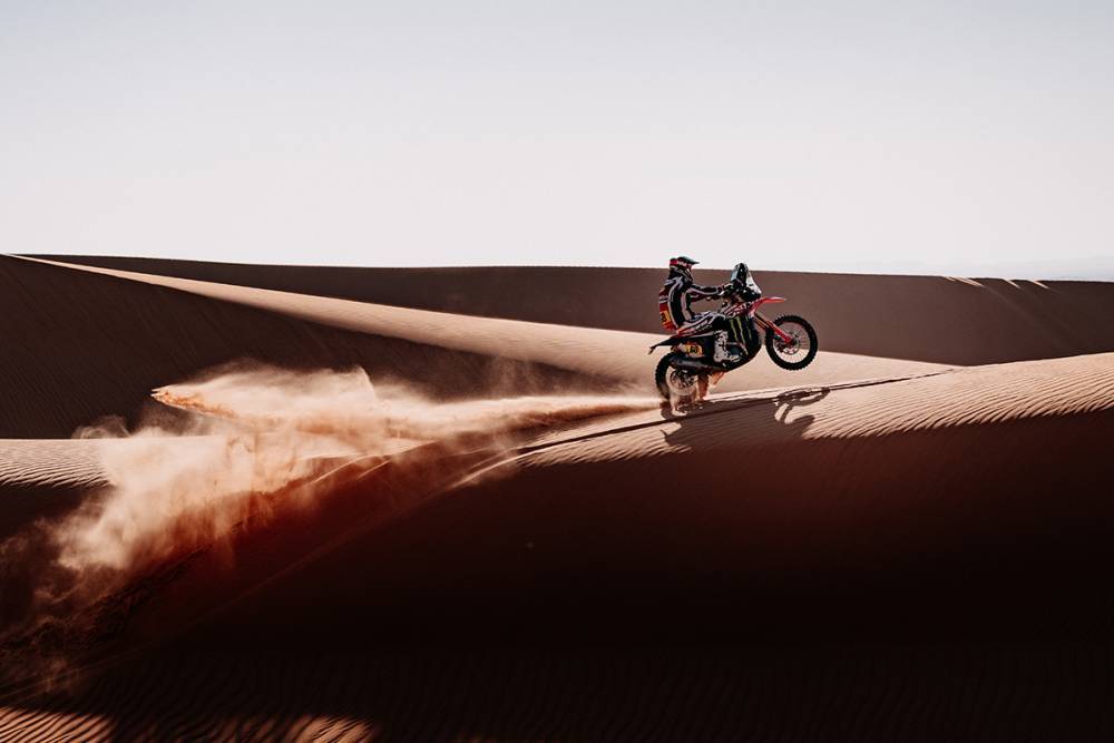 Schareina lidera la primera parte de la novena etapa del Dakar; Benavides se retrasa y es 3°
