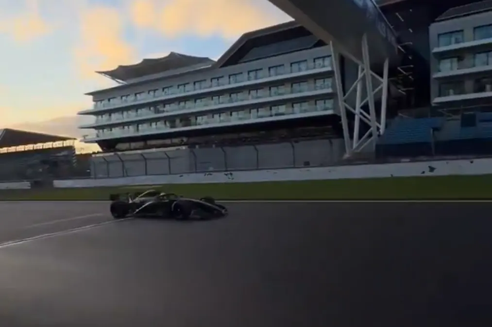 Cadillac gira por primera vez con su auto de la F1 2026 en un día de rodaje en Silverstone