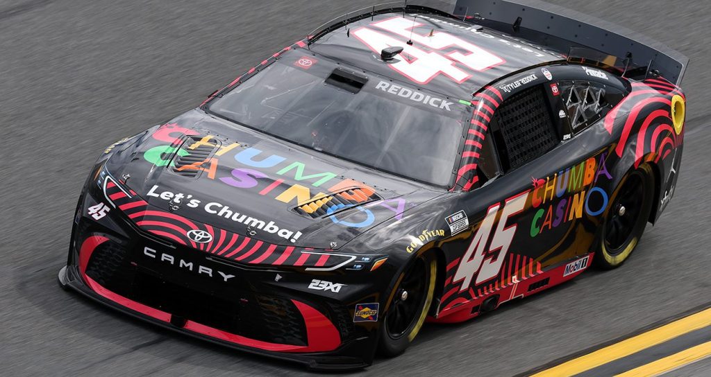 Reddick sorprende en el final y gana caótica edición 2026 de las 500 Millas de Daytona