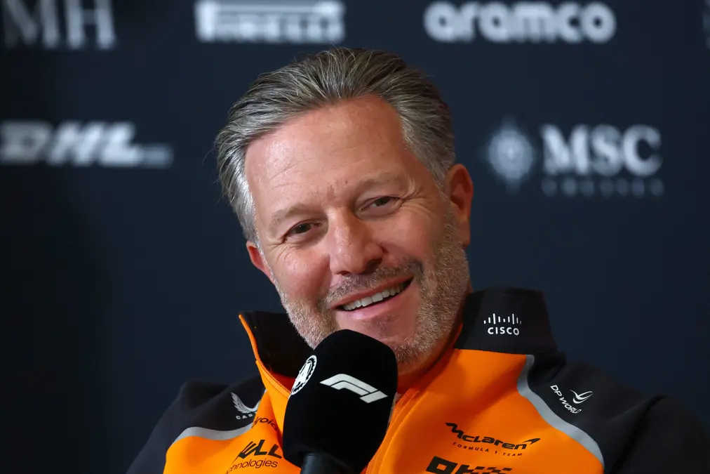 CEO cita que la tradición llevó a McLaren a repetir el diseño del auto para F1 2026