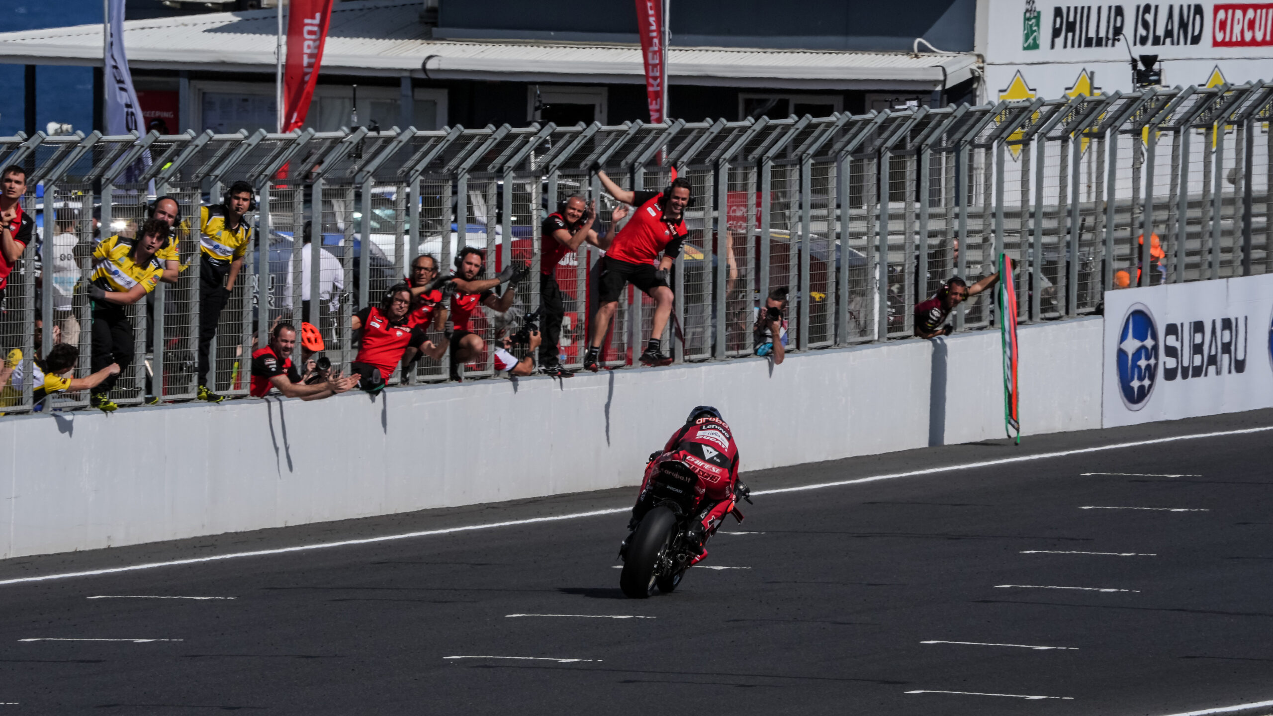 Bulega domina de ponta a ponta e vence corrida 1 do WSBK em Phillip Island