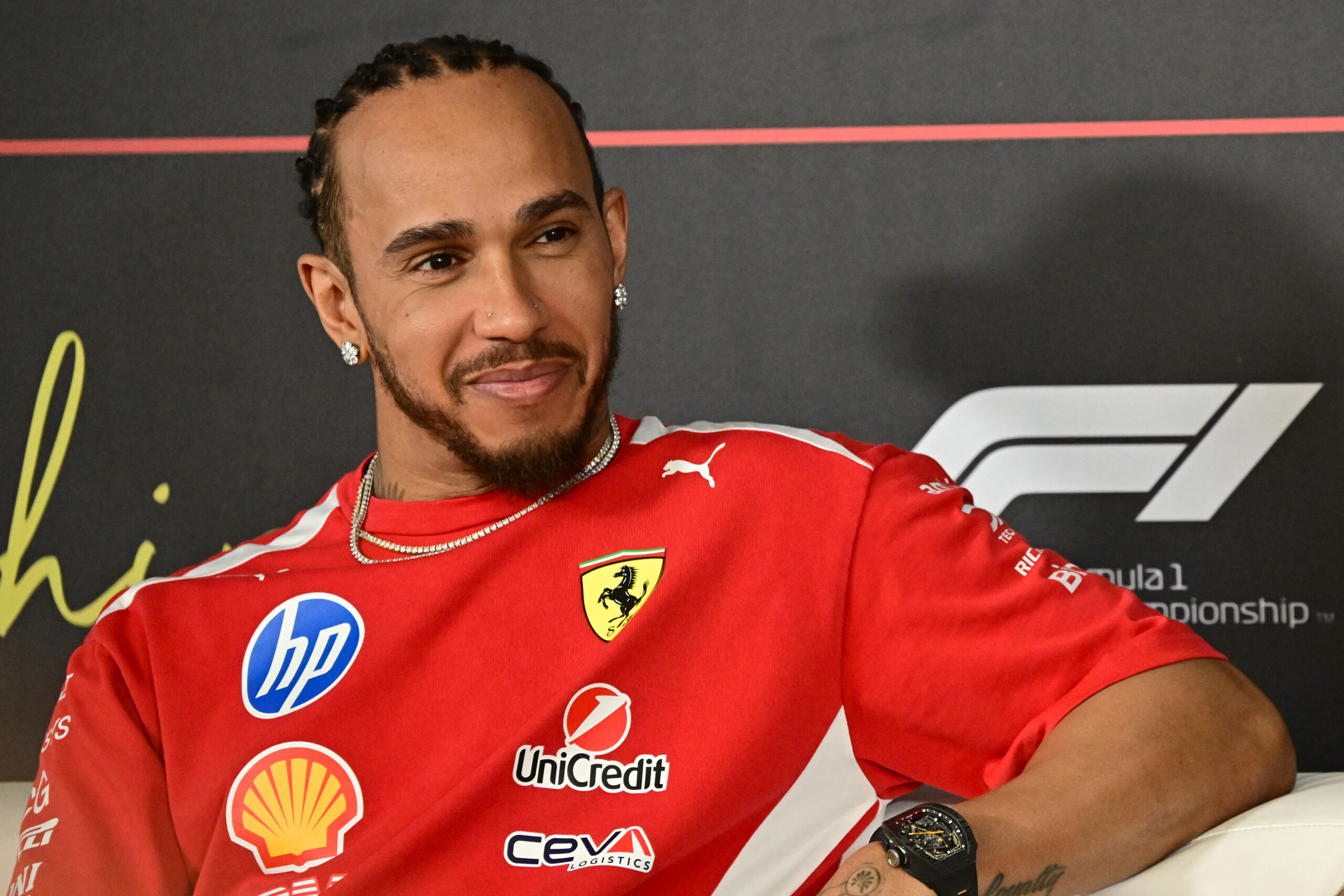 Hamilton exalta Senna como inspiração para atuação em causas sociais: “Pessoa incrível”