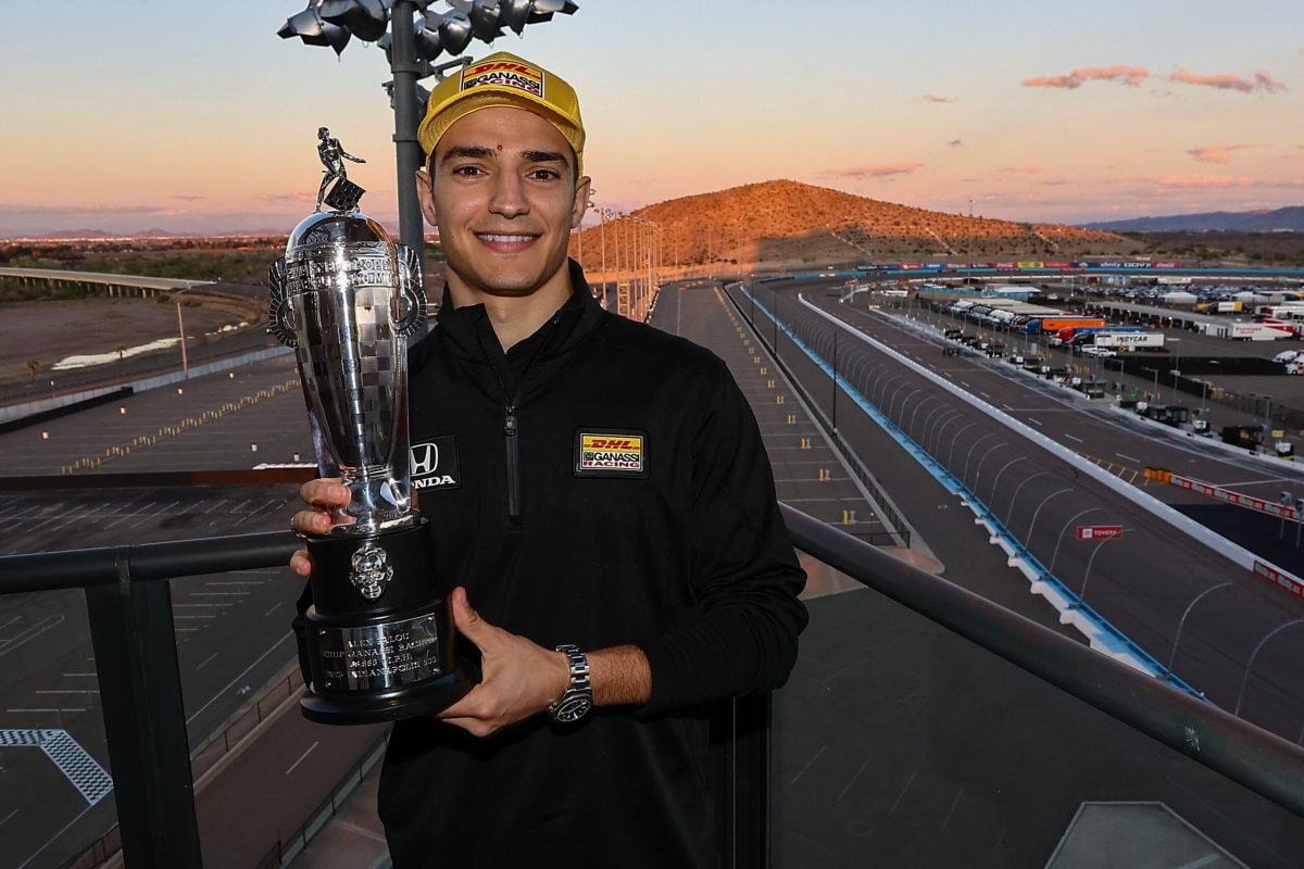 Palou recebe miniatura do troféu Borg-Warner por vitória na Indy 500