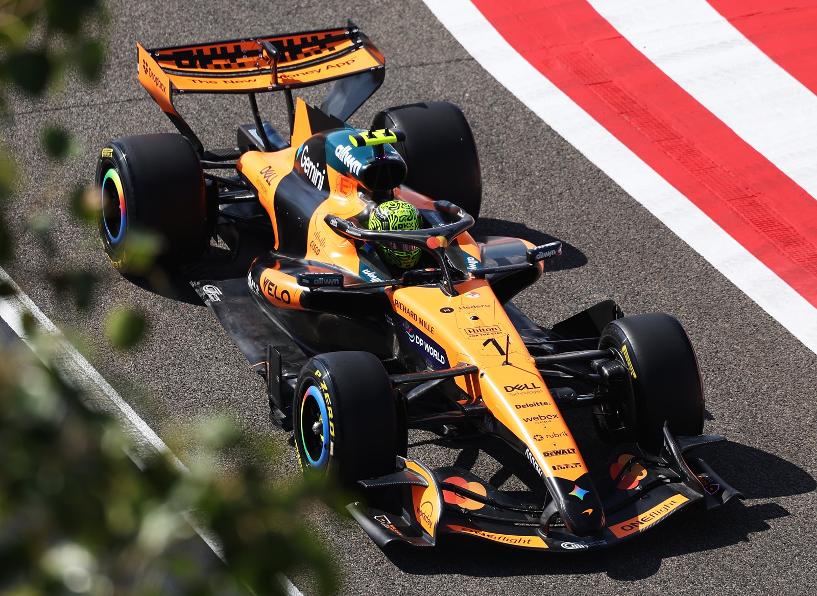 Norris lidera manhã do dia 5 de testes da F1 no Bahrein. Ferrari enfrenta problemas