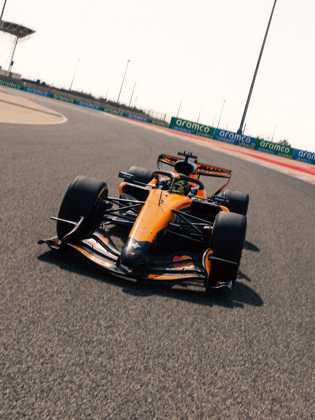 Norris supera a Verstappen y termina al frente en la primera jornada de tests de F1 en Bahréin