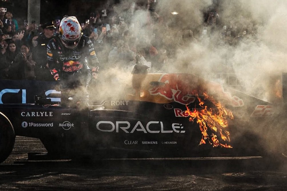 Tsunoda sufre un incendio en su monoplaza durante una exhibición de Red Bull en Estados Unidos
