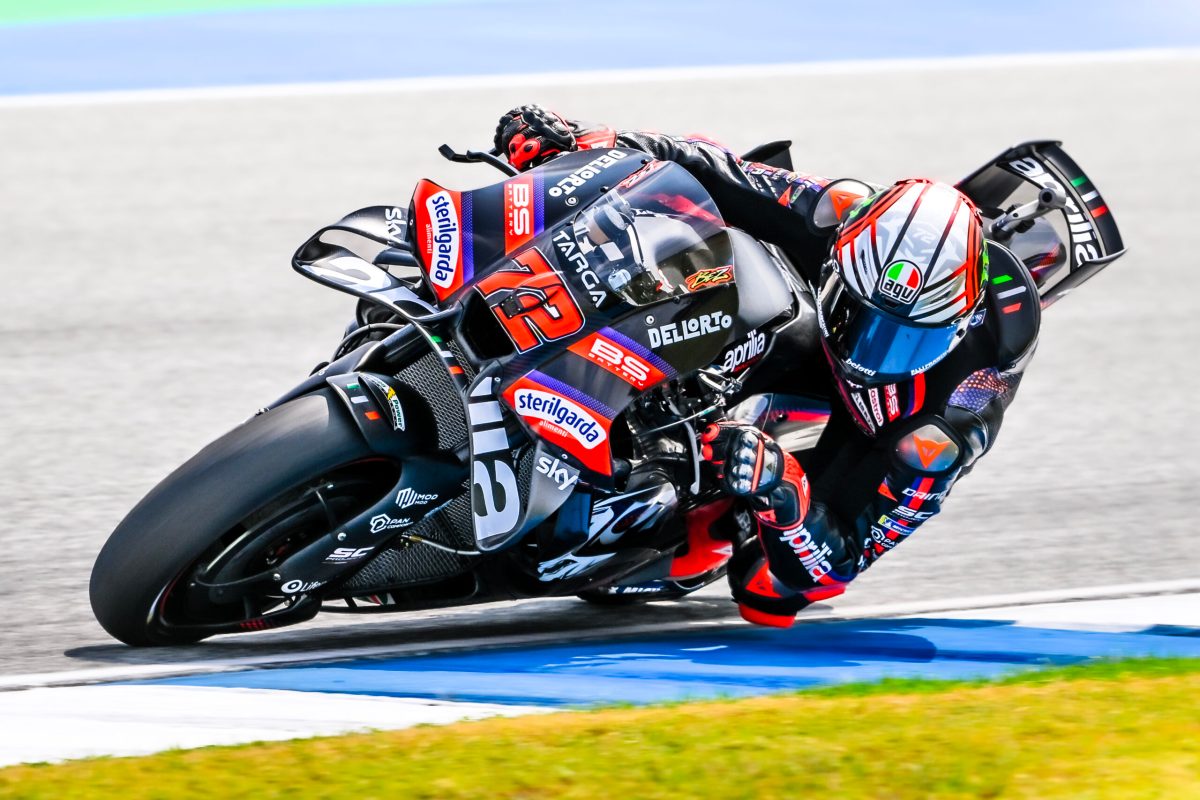 Bezzecchi supera quedas e garante pole da MotoGP na Tailândia. Moreira larga em 15º
