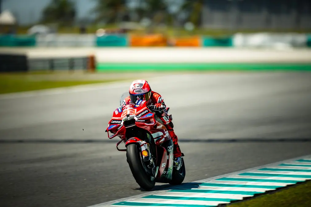 Marc Márquez advierte por ritmo de carrera tras test en Malasia: “3s más lento que Álex”