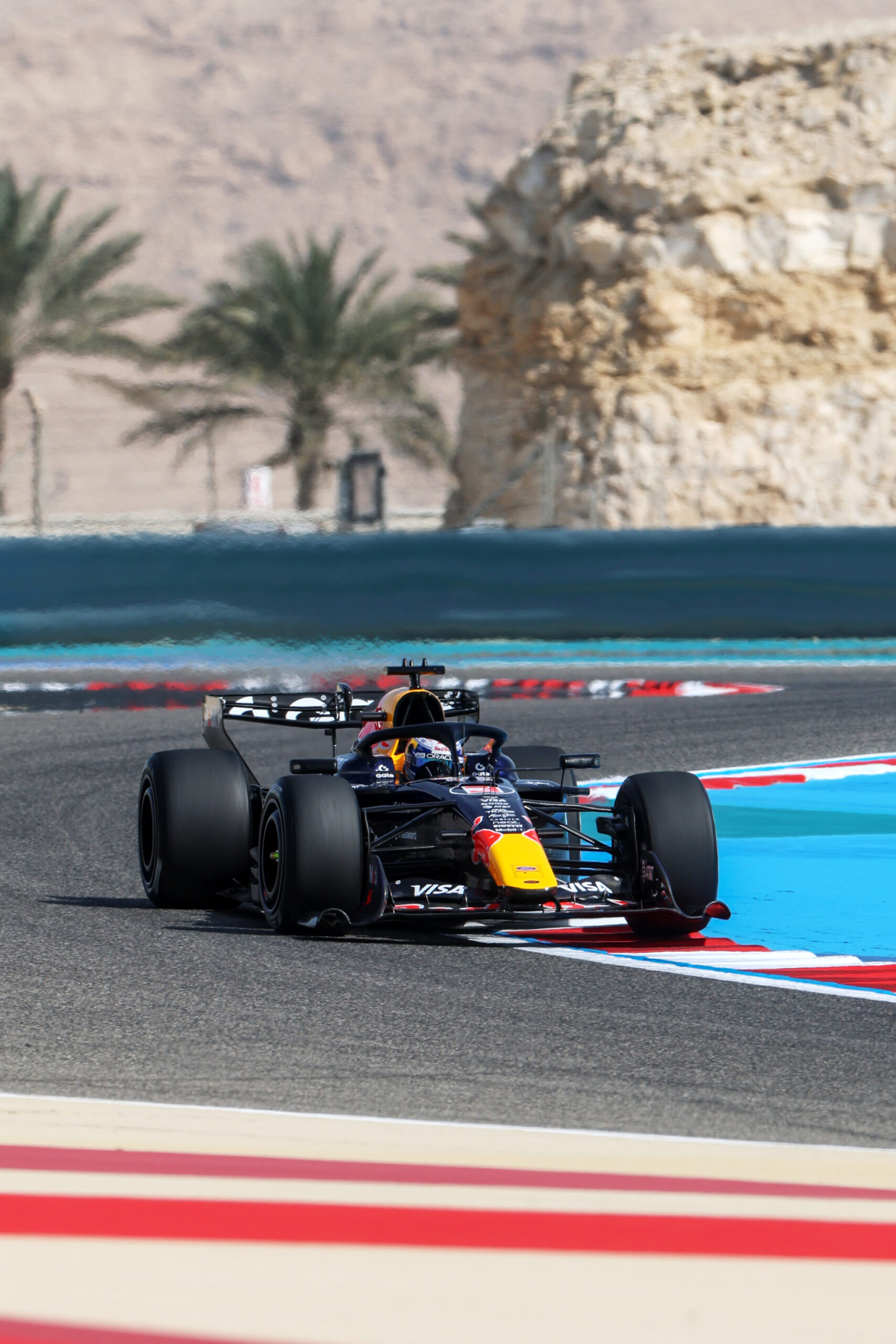 Verstappen lidera mañana del 1° día de tests de Fórmula 1 en Bahréin; Colapinto es 11°