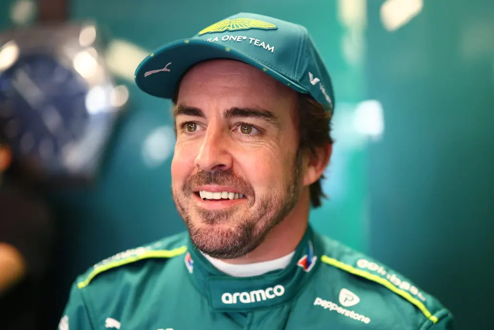 Alonso pide “mismas reglas para todos” y dice confiar en la FIA en la polémica del motor