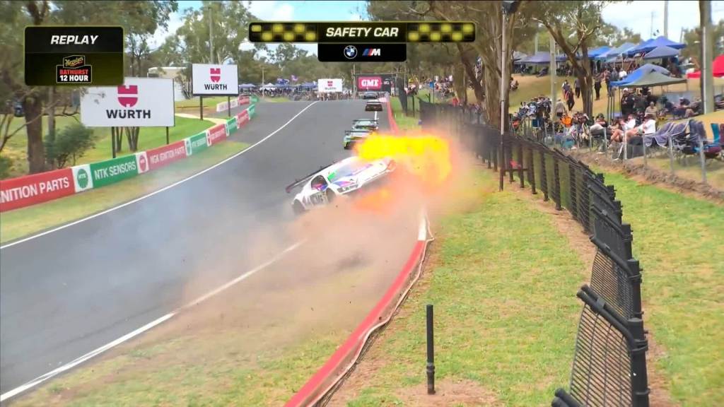 Golding hace un trompo y su Audi se incendia tras golpear el muro durante las 12 Horas de Bathurst en Australia