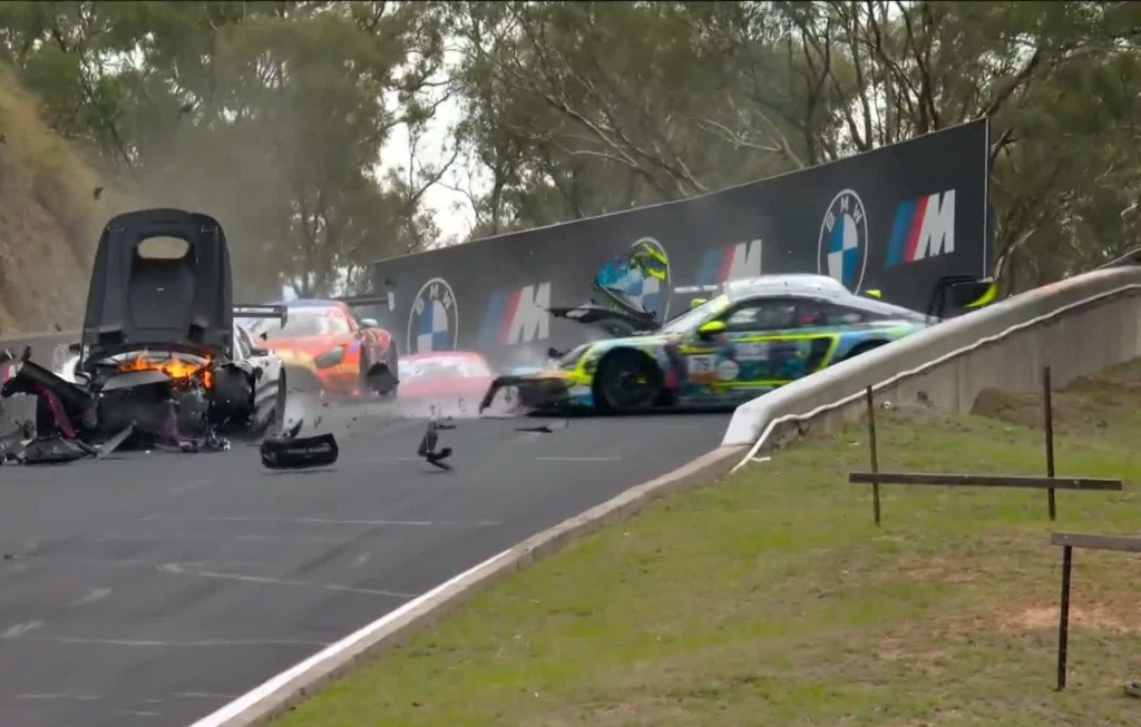 Zelger sufre un incidente y es embestido por Aron en las 12 Horas de Bathurst
