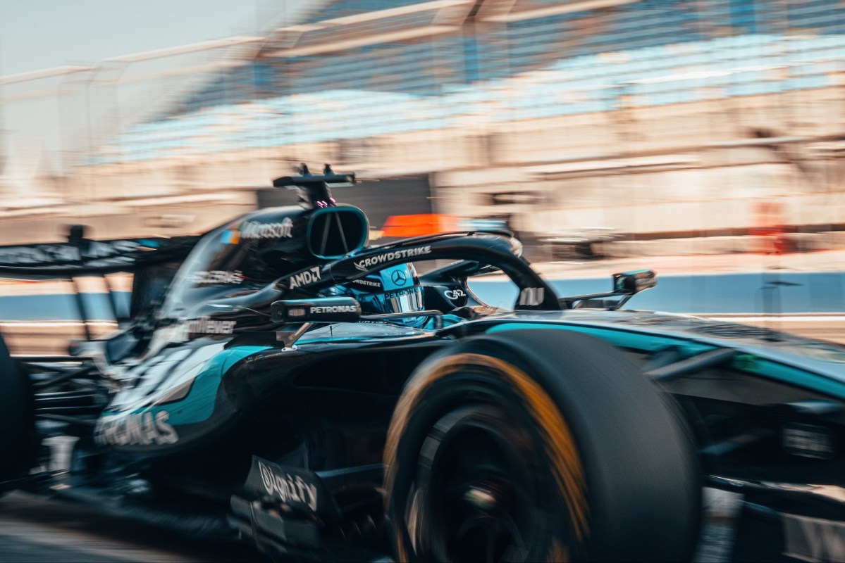 Russell vê Red Bull escondendo jogo na F1: “Suspeitosamente lenta no 2º teste”
